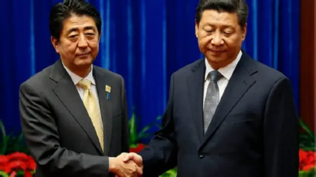 中国国家主席习近平与日本首相安倍（10/11/2014）
