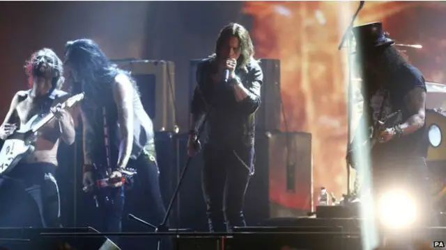 بفی کلائرو کے سائمن نیل نے مائلز کینیڈی اور سیلش کے ساتھ ایم ٹی وی کے پروگرام میں پرفارم کیا