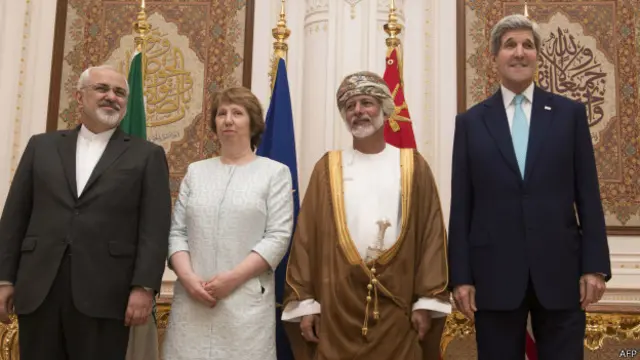 De izq. a der.: El ministro de Exteriores de Irán, Javad Zarif, la negociadora de la UE, Catherine Ashton, el ministro de Exteriores de Omán, Yussef bin Alawi, el secretario de Estado de EE.UU., John Kerry