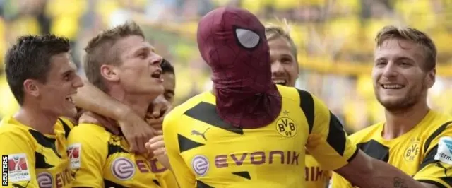 أوباميانغ لبس قناع الرجل العنكبوت بعد تسجيله ضد بايرن ميونيخ 