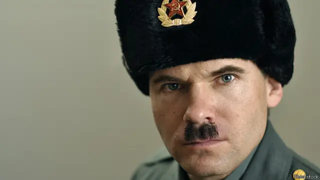 Злобно глядящий мужчина в советской военной шапке