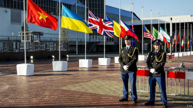 У здания центра RAI Arena приспущены флаги государств, чьи граждане погибли при крушении самолета