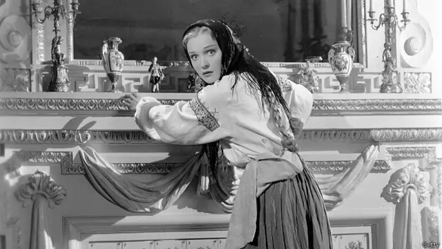 Русская актриса Анна Стерн в голливудском фильме по роману Льва Толстого "Воскресение"