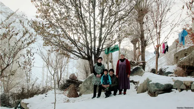 Памир, семья местного жителя Джумы (он в центре)