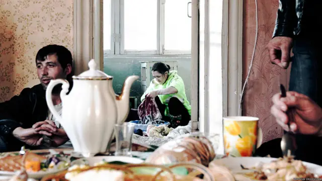 Таджикские мигранты на съемной квартире в России