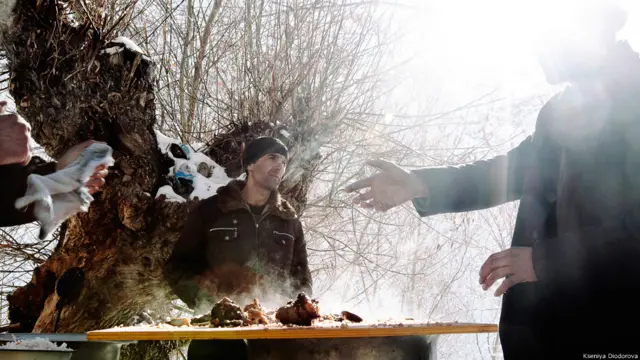Когда в каком-то памирском доме случается праздник, то семья готовит большой плов, женщины разносят тарелки по всему кишлаку, будут угощать всех в каждом доме.