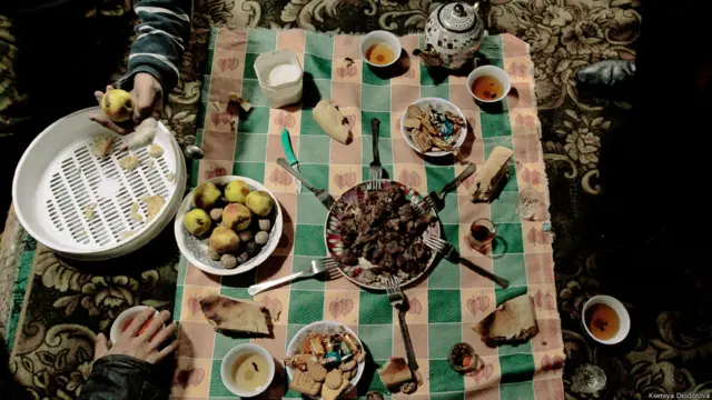 Памирцы, которые приезжают на заработки в Россию, в быту делают все точно также, как принято у них дома: спят на полу, без кровати, едят все вместе за расстеленной на полу скатертью, из одной тарелки, деля все, что у них есть, поровну.