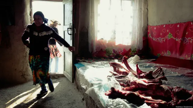 Женщина в таджикском селе. Памир