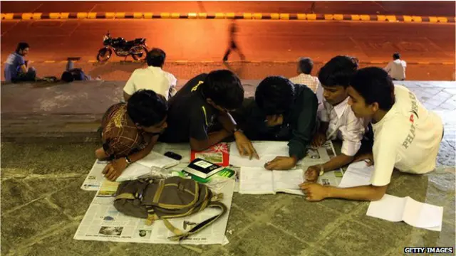 نقل کرنے سے انکارکرنے والے کئی طلبہ یونیورسٹی کے داخلہ امتحانات پاس کرنے کے لیے رات بھر پڑھتے رہتے ہیں