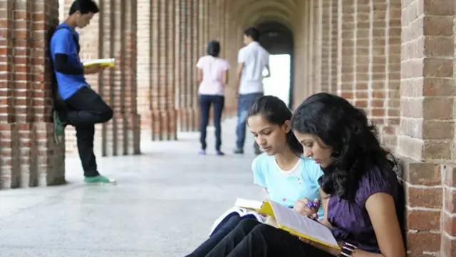 جب لیکچررز مناسب طریقے سے نہیں پڑھائیں گے تو آپ کو پرائیویٹ ٹیوشن پڑھنا پڑتی ہے یا پھر رٹا لگانا پڑتا ہے