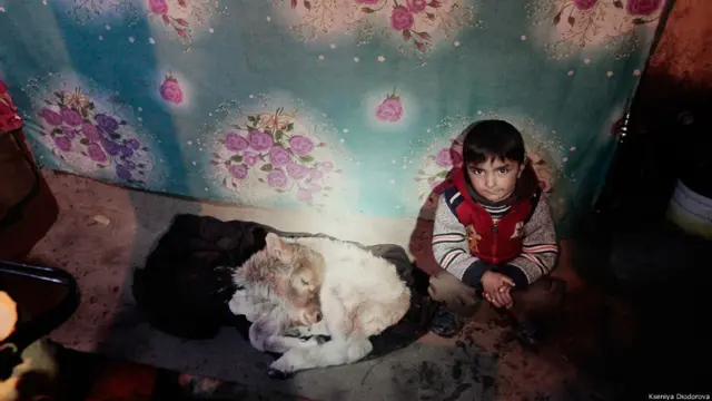 Орзу боится темноты, и когда все ложатся спать, то свет все равно оставляют включенным. В доме есть две лампочки. Свет одной из них идет от небольшой солнечной батареи. Такие батареи поставили почти во все дома Рошорва по гранту Евросоюза. В кишлаке совсем плохо с электричеством: в течение дня отключают несколько раз, и напряжение очень слабое. Зато Рошорв находится в открытой долине, и здесь всегда много солнца. Летом даже выращивают пшеницу.