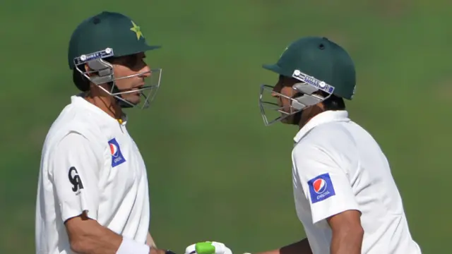 یونس خان اور مصباح الحق کی شراکت نے سکور میں 193 رنز کا اضافہ کیا۔