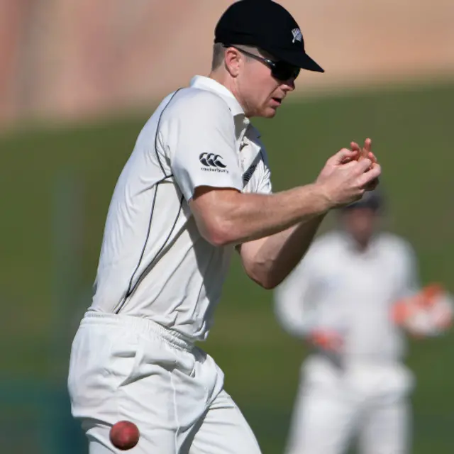 ایک ایسی وکٹ پر جس میں بولروں کے لیے کچھ بھی نہیں، نیوزی لینڈ کی بولنگ کے حوصلے پست ہوگئے لیکن آسٹریلیا کی طرح نیوزی لینڈ کی ناقص فیلڈنگ نے بھی پاکستانی بیٹسمینوں کو مکمل تعاون فراہم کیا، اور کمال فراخدلی سے انھیں کئی زندگیاں عطا کیں۔