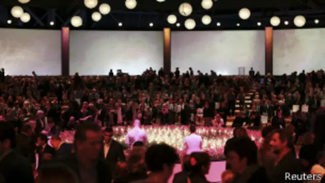 အခမ်းအနားကို ရာနဲ့ချီတဲ့ ဆွေမျိုးတွေ တက်ရောက်