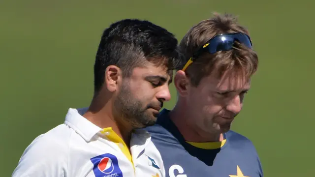 میچ کے دوسرے دن کھانے کے وقفے سے قبل آخری اوور میں احمد شہزاد کورے اینڈرسن کے باؤنسر پر کنپٹی پر گیند لگنے سے لڑکھڑائے اور بلا وکٹوں میں جا لگا۔