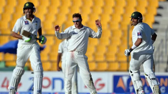 پہلے ٹیسٹ کے دوسرے دن پاکستان نے صرف تین وکٹوں کے نقصان پر 566 رنز بناکر پہلی اننگز ڈکلیئر کر دی۔