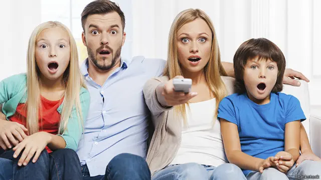 Семья перед телевизором