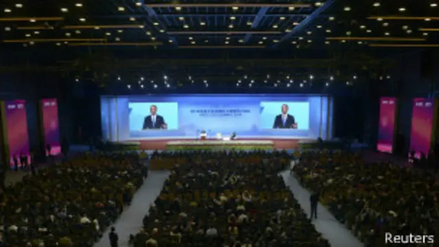 အေပက် အစည်းအဝေးမှာ အိုဘားမား မိန့်ခွန်း ပြောစဉ်