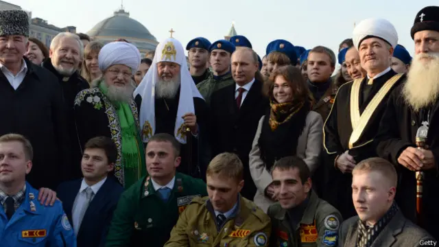 Российский президент с главами религиозных конфессий и активистами на торжественной церемонии на Красной площади в день народного единства России