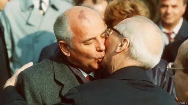 Михаил Горбачев и Эрик Хоннекер на праздновании 40-летия ГДР в Восточном Берлине в октябре 1989 года