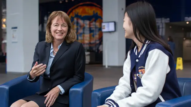 加斯特校长与帝国理工大学的中国学生在一起