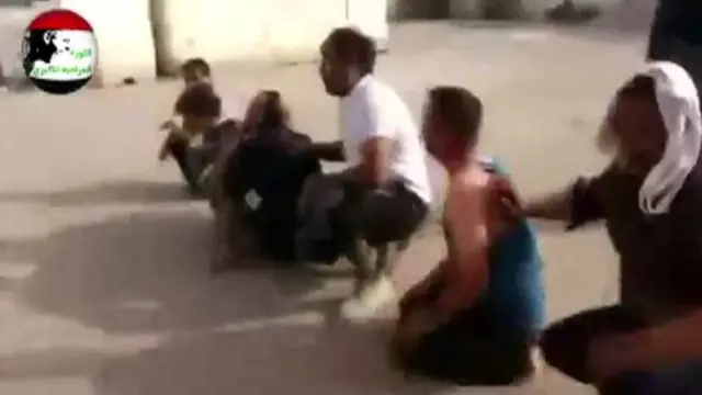 لقطة من فيديو يقال إنه لرجال من عشيرة البو نمر أثناء أسرهم من جانب متشددي تنظيم الدولة الإسلامية