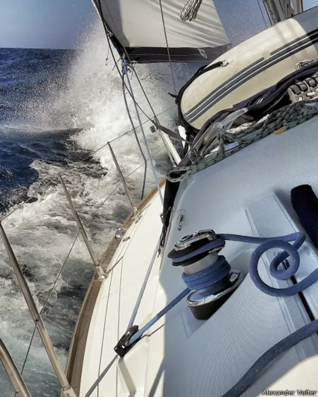 на яхте во время шторма около острова Родос в Греции 