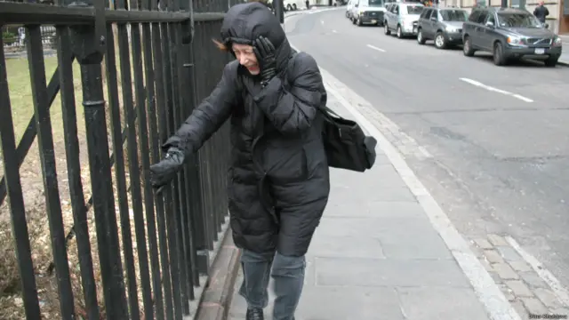 Это ветер в Нью-Йорке, при подходе к парому. Там срывает всех...