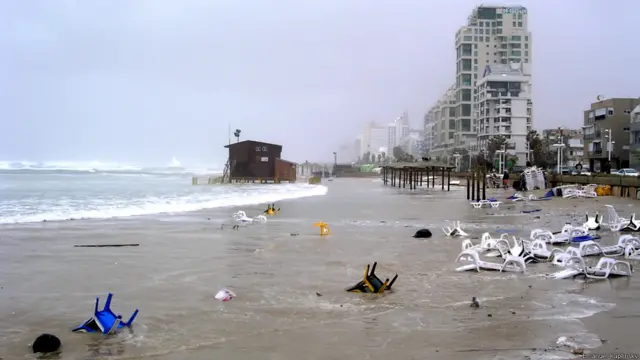 Штормовой ветер на пляже Средиземного моря в Тель-Авиве