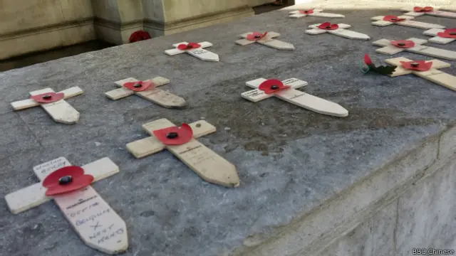 在伦敦塔附近，随处可见民众为悼念在一战中逝去的士兵，而放置的十字架
