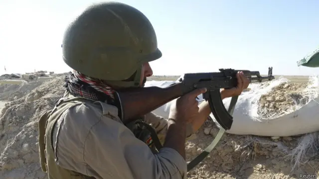 القوات العراقية تلقى دعم قوات الحشد الشعبي.