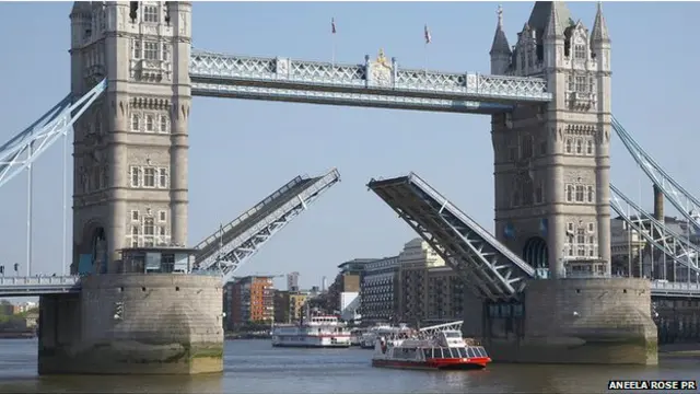 Tower Bridge dibuka pada 1894 lalu.