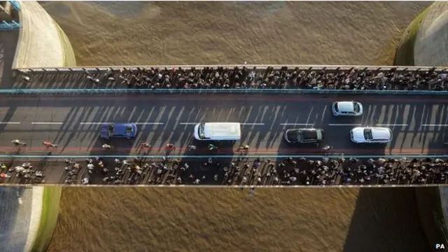 Inilah pemandangan yang bisa Anda jumpai di atas jembatan kaca.