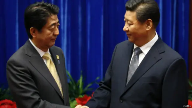 中国国家主席习近平与日本首相安倍（10/11/2014）