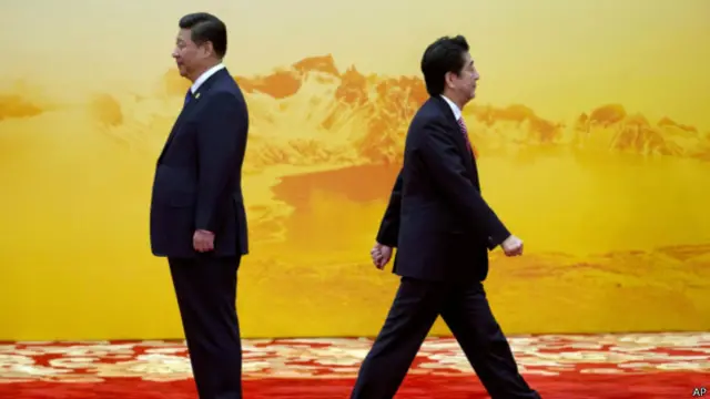 中国国家主席习近平与日本首相安倍（11/11/2014）