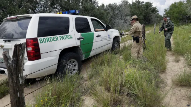 Trump juga telah menyerukan pendirian “tembok besar” di sepanjang perbatasan AS-Meksiko, yang didanai Meksiko, demi membendung arus imigran tak berdokumen resmi dan penyalur narkotika ke wilayah AS.