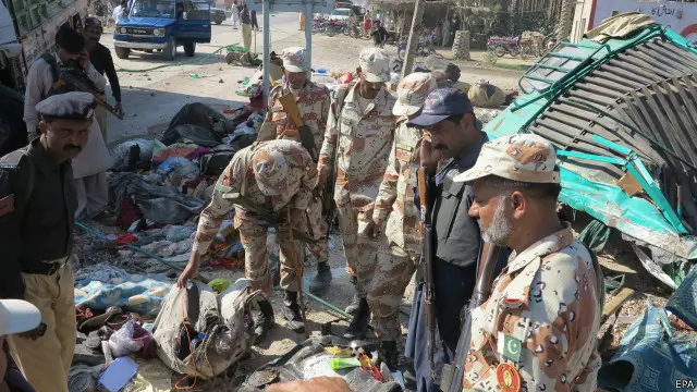 حادثے کے نتیجے میں مسافر بس کو شدید نقصان پہنچا اور امدادی کارکنوں نے بس کا ڈھانچہ کاٹ کر ہلاک شدگان اور زخمیوں کو باہر نکلا