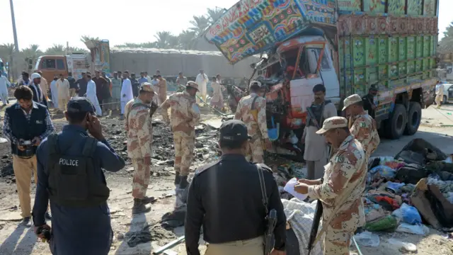 پاکستان میں ٹریفک حادثات عام ہیں اور ان کی عمومی وجوہات مخدوش سڑکیں، ٹرانسپورٹ کی خراب حالت، ڈرائیوروں کی غفلت، پہاڑی علاقوں میں تیز رفتاری سے گاڑیاں چلانا اور گاڑیوں میں گنجائش سے زیادہ مسافر سوار کرنا بتائی جاتی ہیں۔