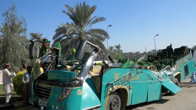 پاکستان کے صوبہ سندھ کے شہر خیرپور کے نزدیک ٹریفک حادثے میں ہلاک ہونے والوں کی تعداد 56 ہو گئی ہے جبکہ اس واقعے میں 15 افراد زخمی بھی ہوئے ہیں۔