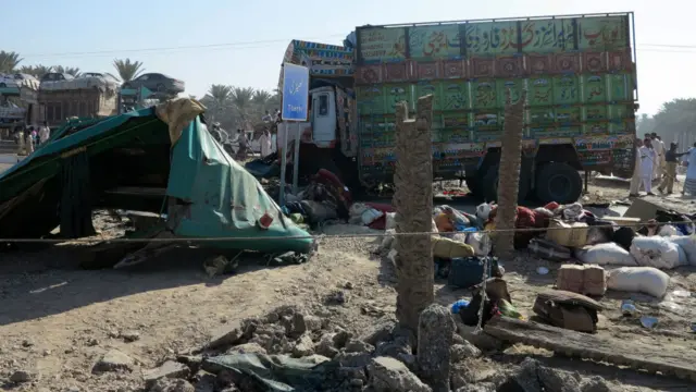 اس سے پہلے ہائی وے پولس کے ایس ایس پی کیپٹن ریٹائرڈ فیصل عبداللہ نے بی بی سی سے بات کرتے ہوئے بتایا کہ منگل کی صبح خیر پور کے نزدیک ٹھیٹری بائی پاس پر مسافر بس اور ٹرالر کے درمیان تصادم ہوا۔