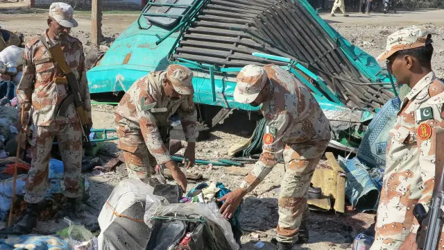 حادثہ سوات سے کراچی جانے والی مسافر کوچ کو پیش آیا