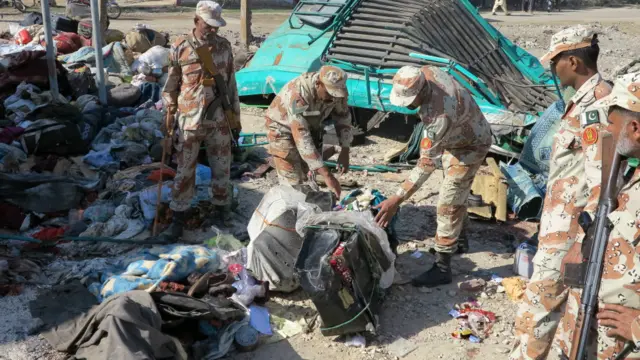 انھوں نے کہا کہ پشاور سے کراچی جانے والی مسافر بس مقامی وقت کے مطابق صبح پونے پانچ بجے کے قریب ٹھیٹری بائی پاس پر واقع ایک پیٹرول پمپ سے تیل ڈلوانے کے بعد جیسے ہی سڑک پر آئی تو آنے والے ٹرالر سے ٹکرا گئی۔