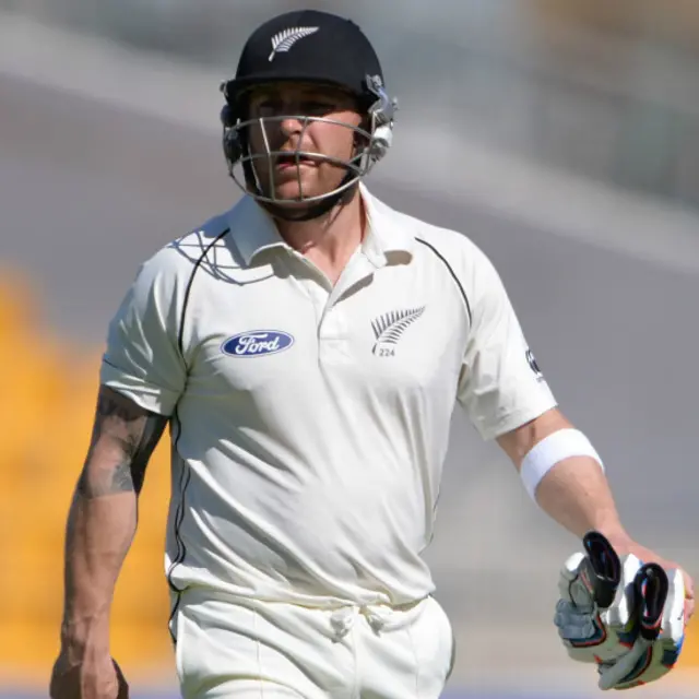 نیوزی لینڈ کے کپتان برینڈن میک کلم صرف 18 رنز بنا کر ذوالفقار بابر کی گیند پر یونس خان کے ہاتھوں کیچ آؤٹ ہوئے۔