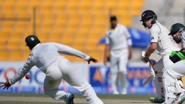 پاکستانی بولروں نے عمدہ بولنگ کا مظاہرہ کیا اور نیوزی لینڈ کے بیٹسمینوں کو کھل کر نہ کھیلنے دیا۔