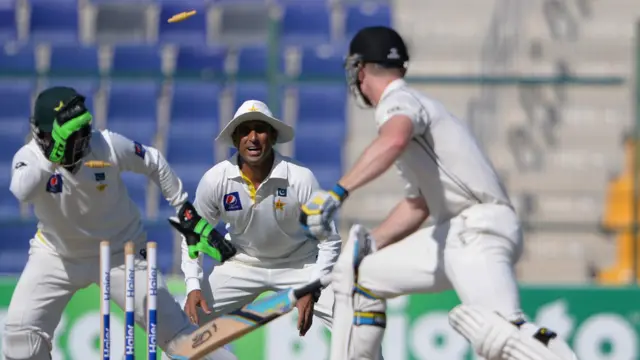 ابوظہبی میں جاری پہلے کرکٹ ٹیسٹ میں پاکستان کے پہلی اننگز کے 566 رنز کے جواب میں نیوزی لینڈ کی ٹیم پہلی اننگز میں 262 رنز بنا کر آؤٹ ہو گئی تھی۔