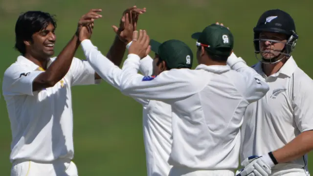 پاکستان کی جانب سے راحت علی نے چار، ذوالفقار بابر نے دو، محمد حفیظ نے ایک وکٹ لی جبکہ ایک کھلاڑی رن آؤٹ ہوا۔