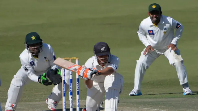 ٹام لیتھم نے واٹلنگ کے ساتھ مل کر چھٹی وکٹ کے لیے 65 رنز کی شراکت جوڑی۔