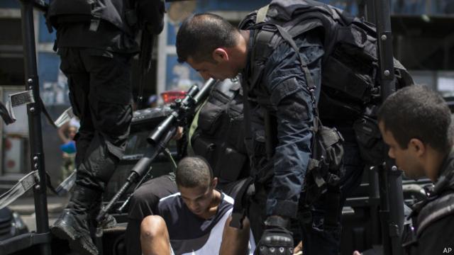 Polícia prende suspeito em operação contra traficantes na favela da Rocinha (RJ), em 4 de novembro