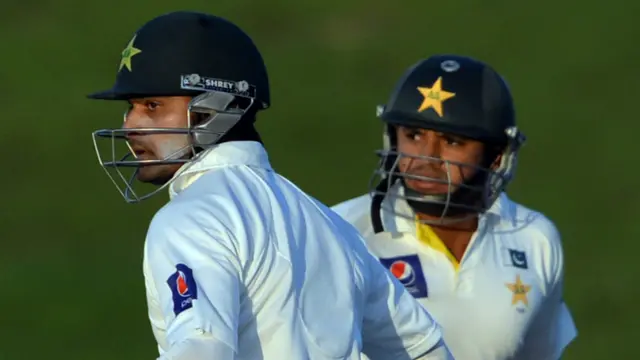 ابوظہبی میں کھیلے جانے والے پہلے کرکٹ ٹیسٹ کے تیسرے دن کھیل کے اختتام پر پاکستان نے دوسری اننگز میں بغیر کسی نقصان پر 15 رنز بنائے ہیں۔