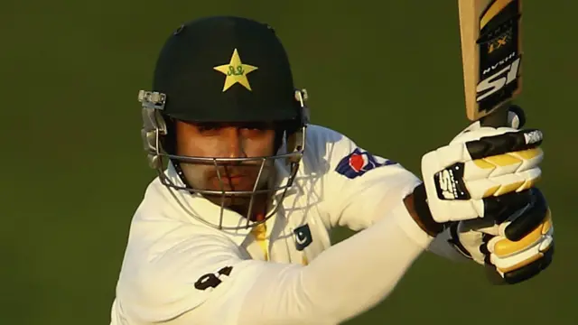 تیسرے دن کھیل کے اختتام پر اظہر علی اور محمد حفیظ کریز پر موجود تھے اور دونوں نے بالترتیب نو اور پانچ رنز بنائے تھے۔